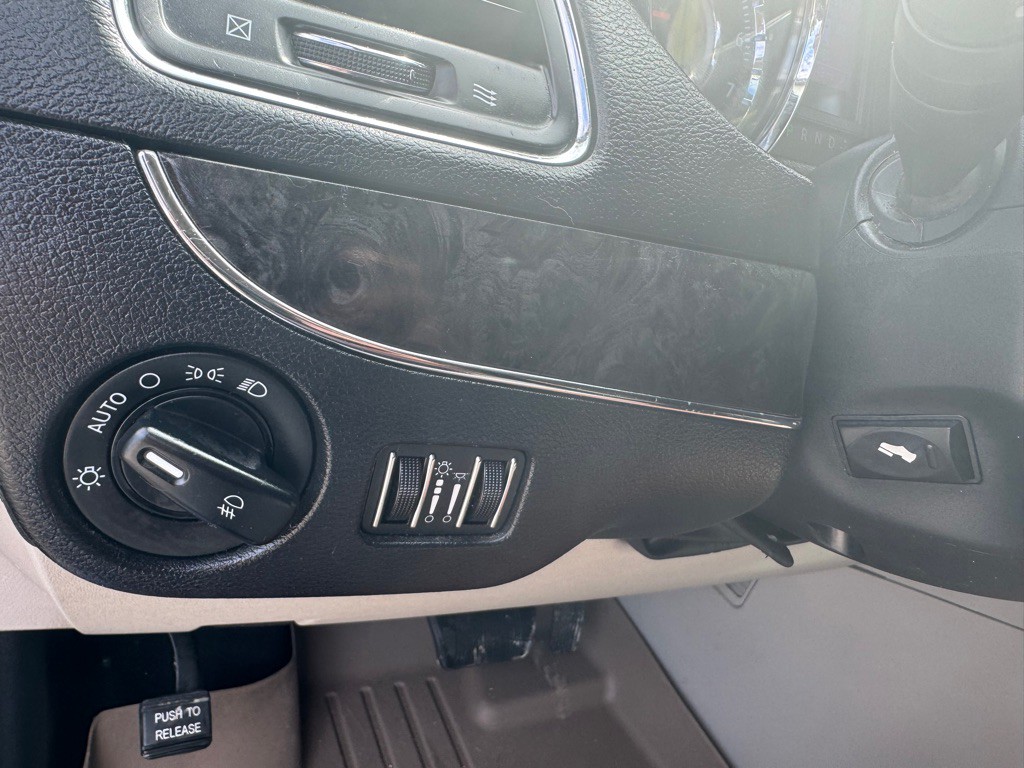 2011 Chrysler Town & Country Image 9