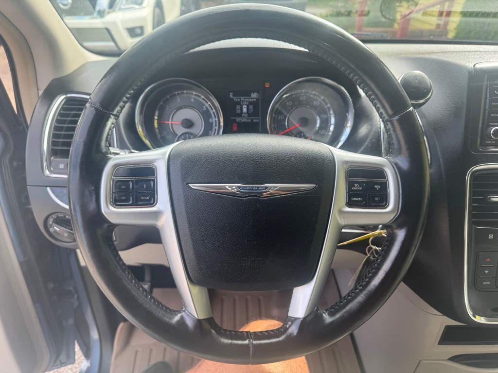 2011 Chrysler Town & Country Image 10