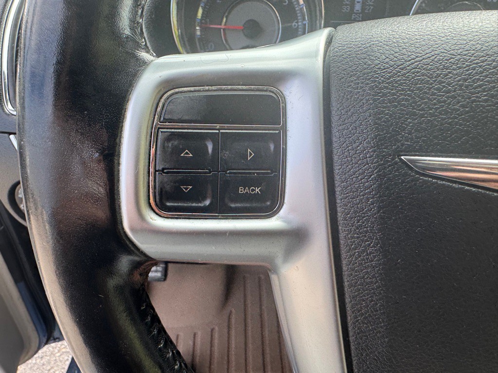 2011 Chrysler Town & Country Image 11
