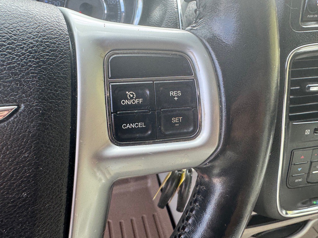 2011 Chrysler Town & Country Image 12