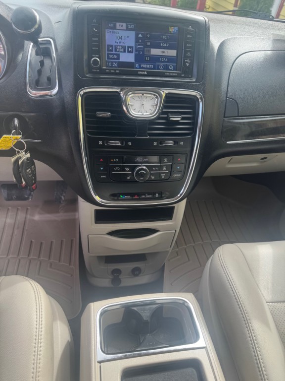 2011 Chrysler Town & Country Image 13