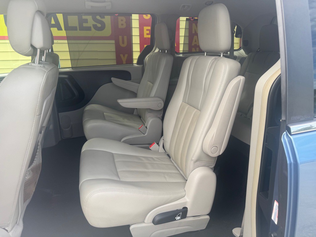 2011 Chrysler Town & Country Image 15