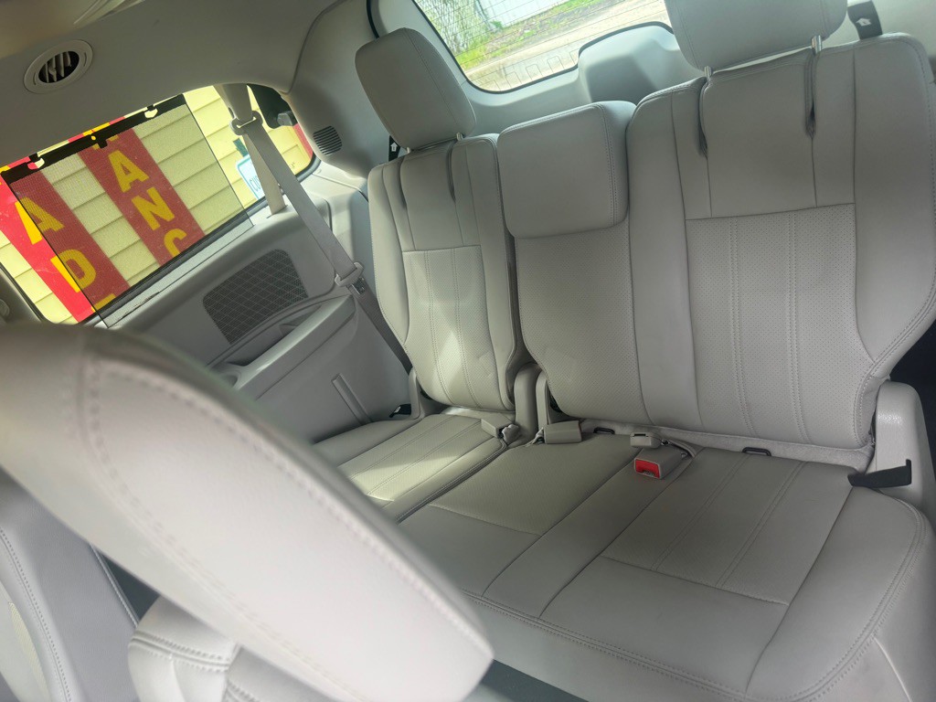 2011 Chrysler Town & Country Image 16