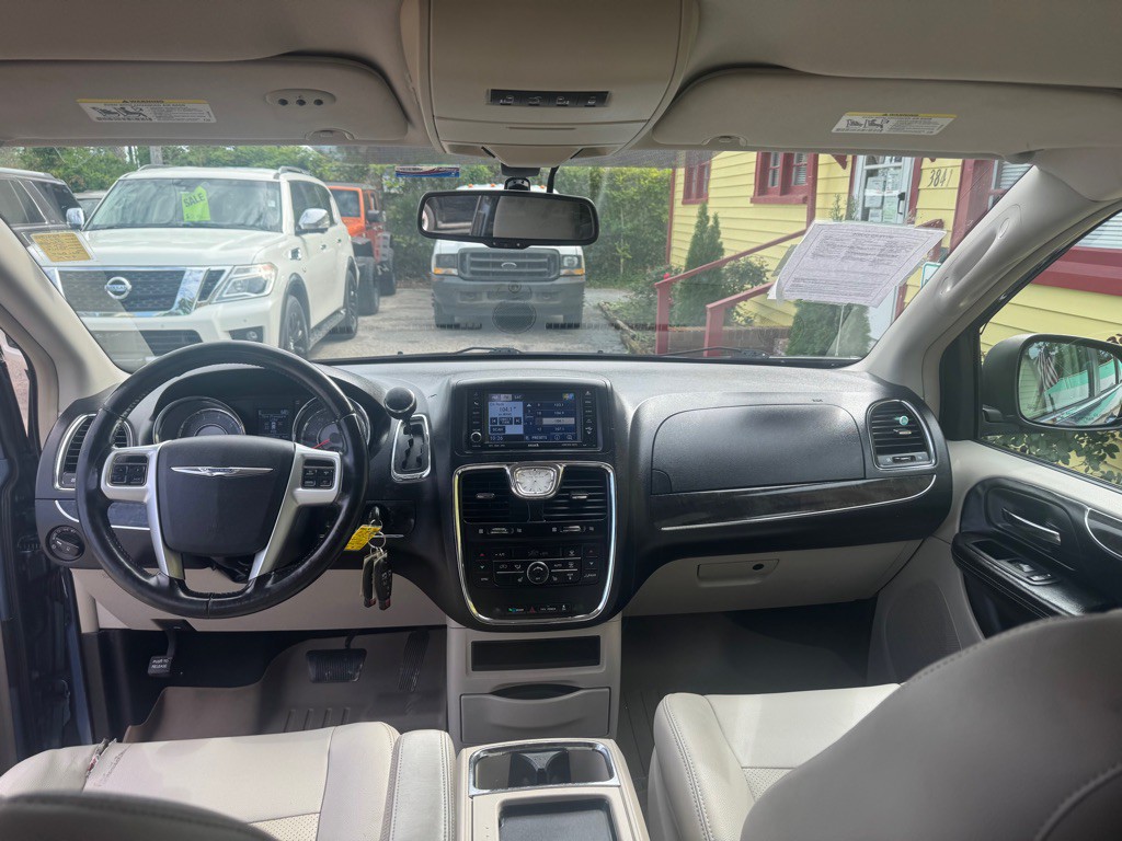 2011 Chrysler Town & Country Image 17