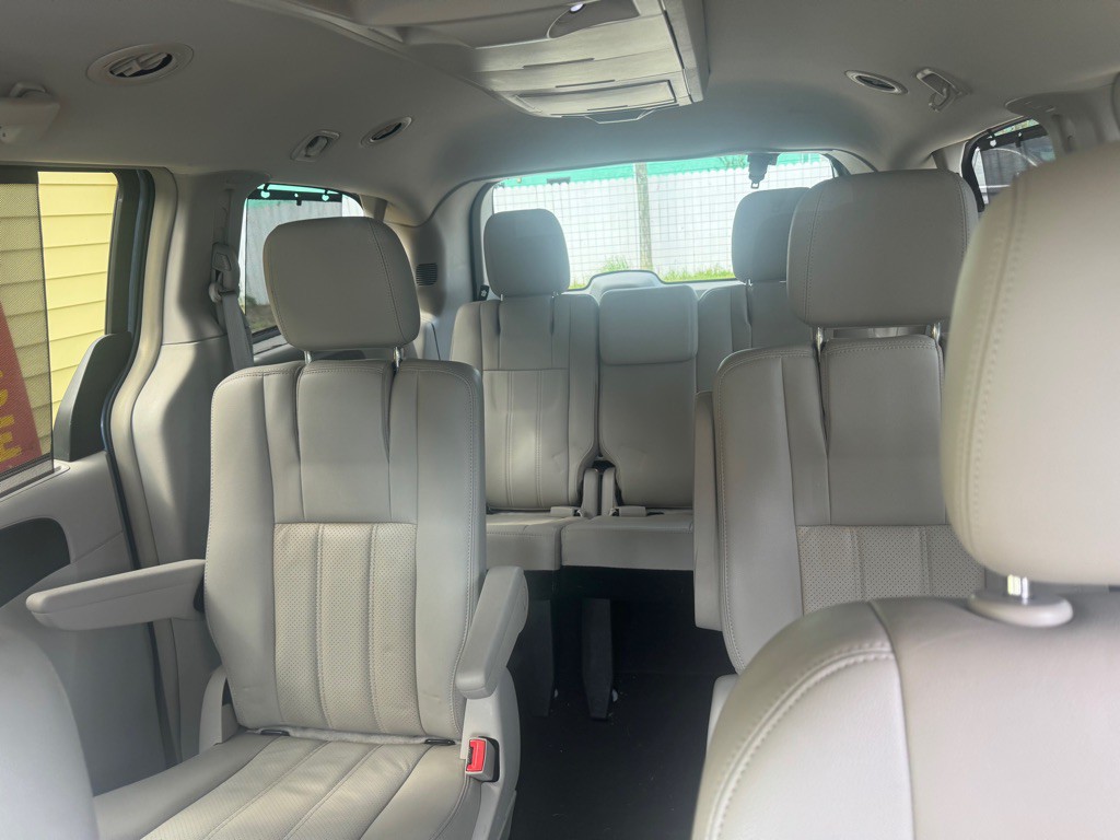 2011 Chrysler Town & Country Image 19