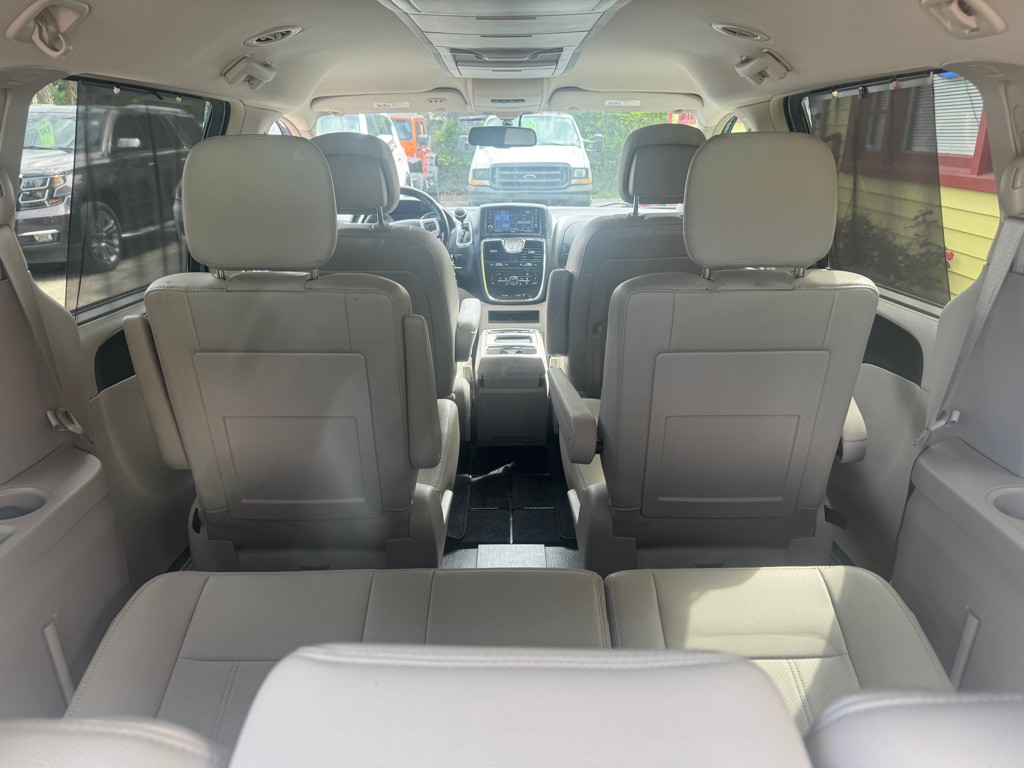 2011 Chrysler Town & Country Image 20