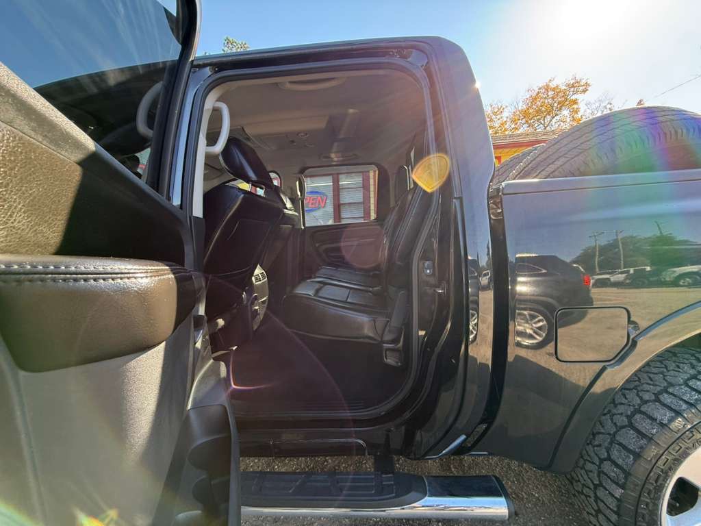 2015 Nissan Titan Image 21