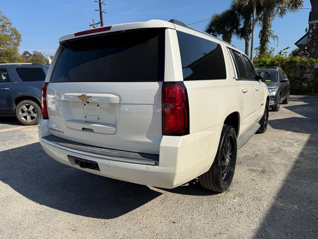 2015 Chevrolet Suburban Image 3