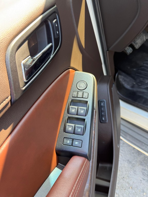 2015 Chevrolet Suburban Image 12