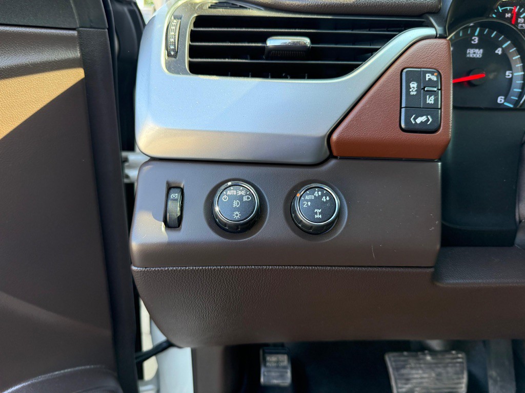 2015 Chevrolet Suburban Image 14