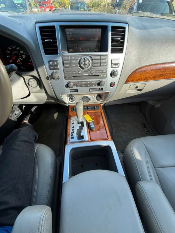 2010 INFINITI QX56 Image 24