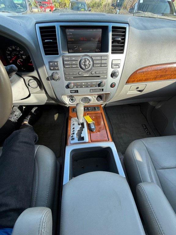 2010 INFINITI QX56 Image 25