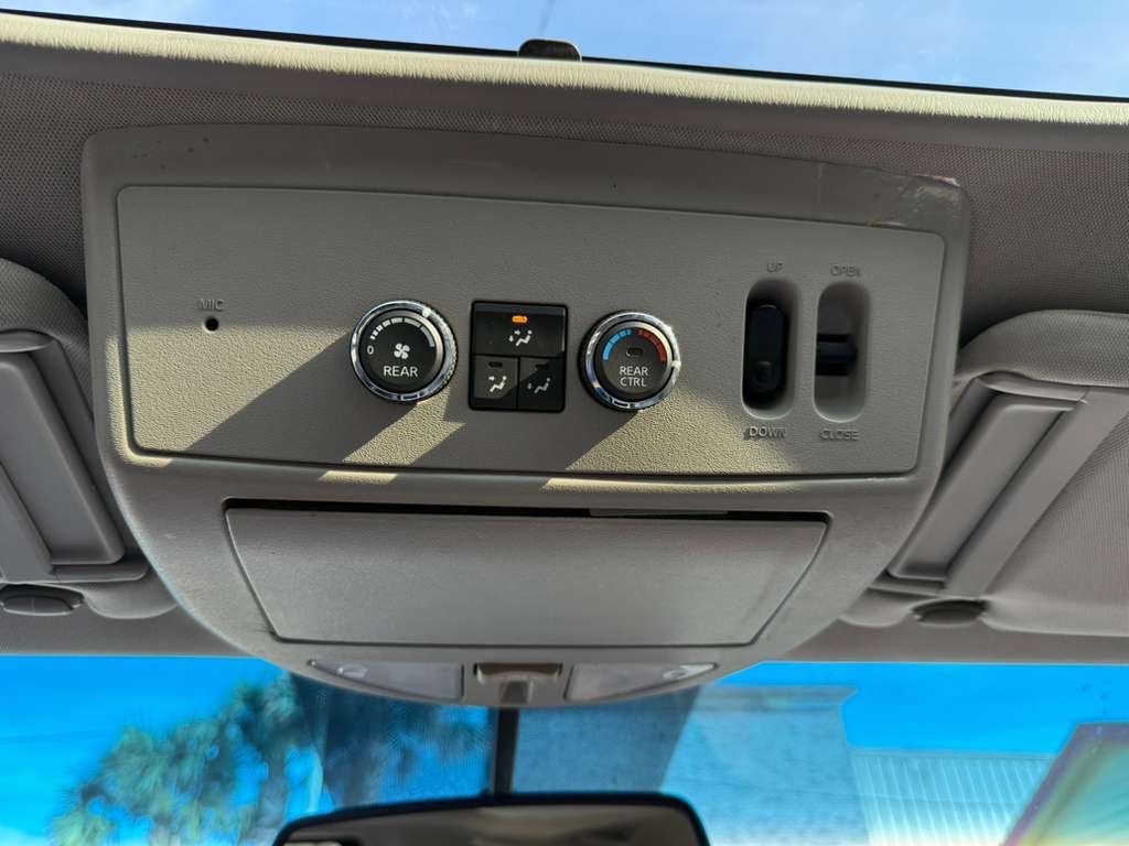 2010 INFINITI QX56 Image 28