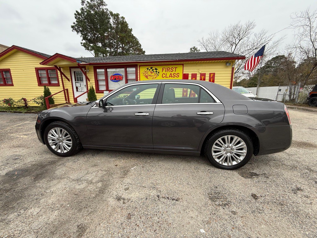 2013 Chrysler 300 Image 8
