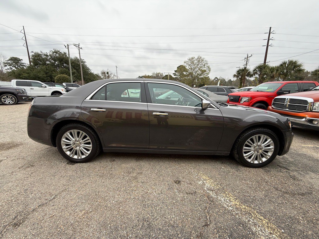 2013 Chrysler 300 Image 9