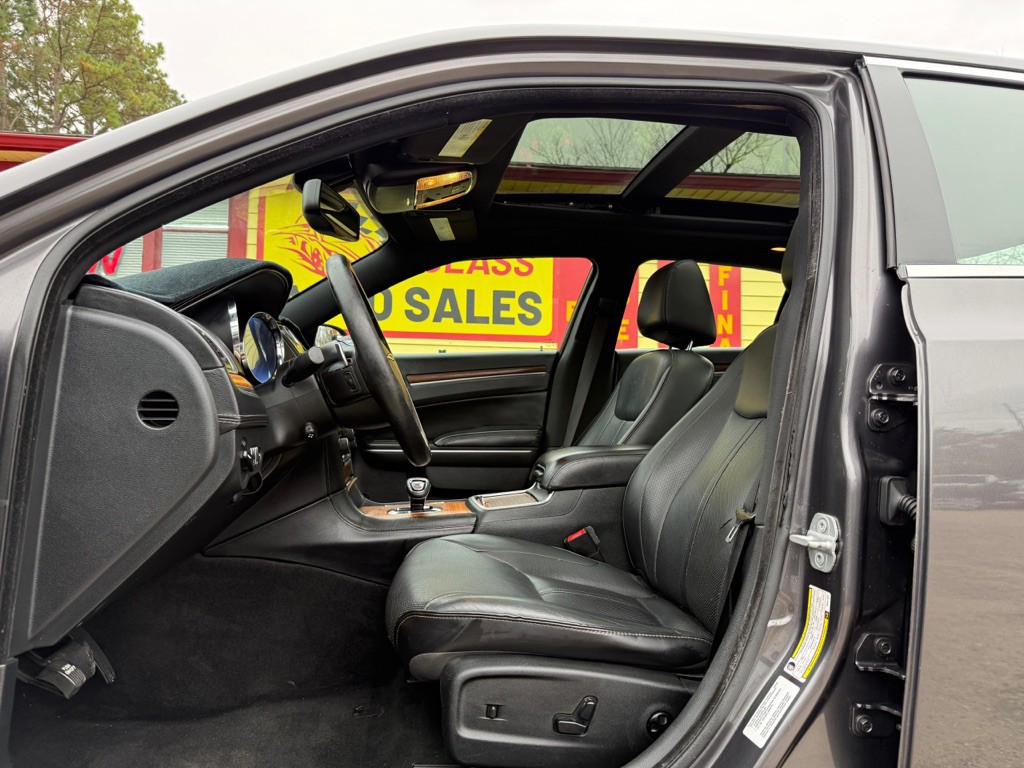 2013 Chrysler 300 Image 12