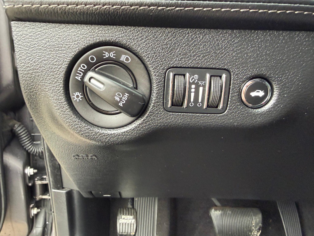 2013 Chrysler 300 Image 16