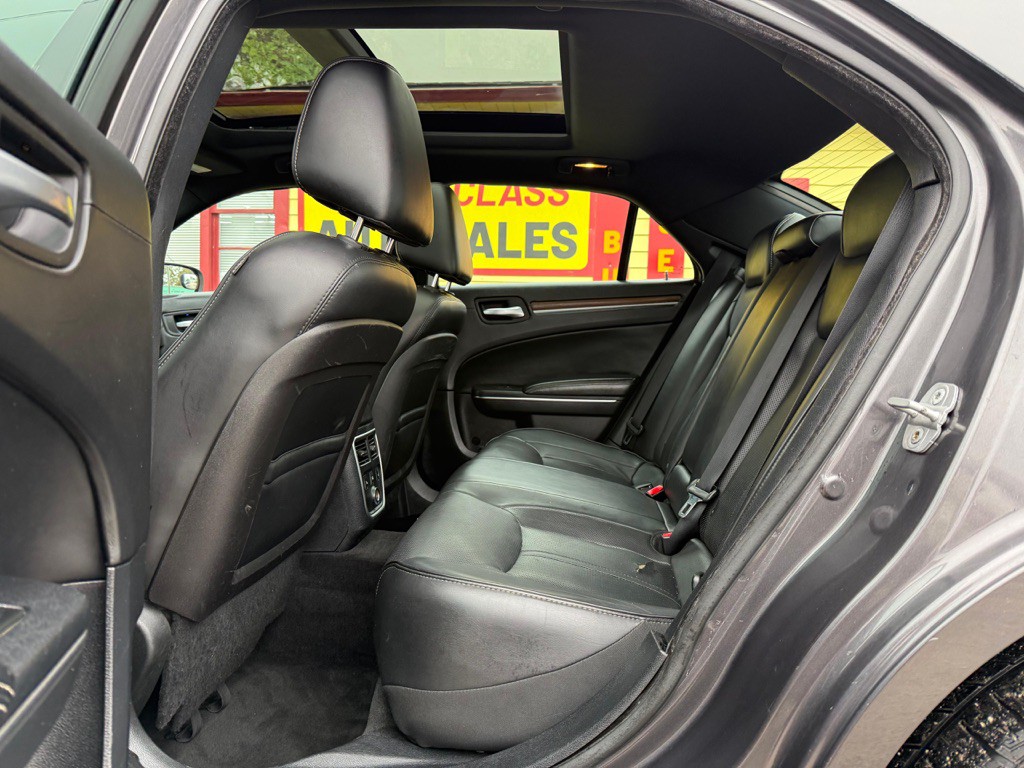 2013 Chrysler 300 Image 20