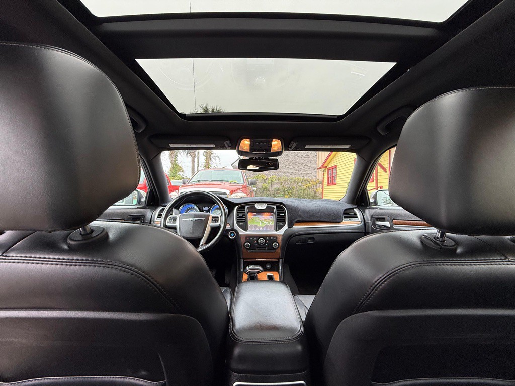 2013 Chrysler 300 Image 22