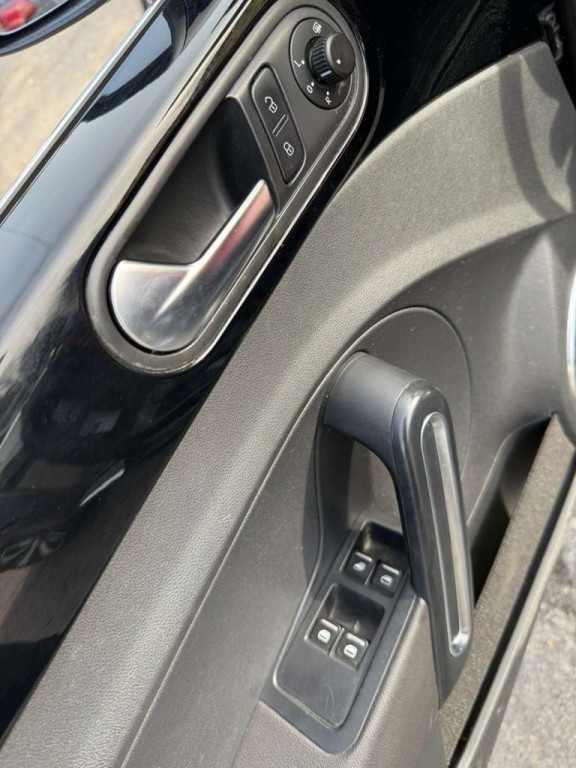 2013 Volkswagen Beetle Image 9