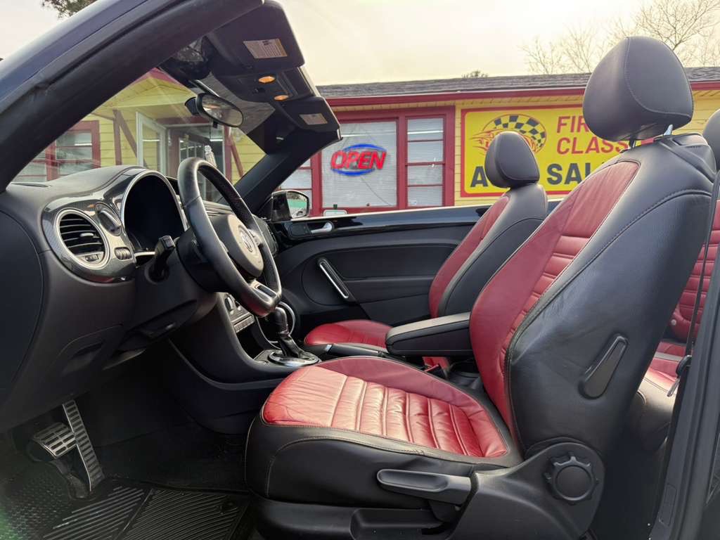 2013 Volkswagen Beetle Image 10