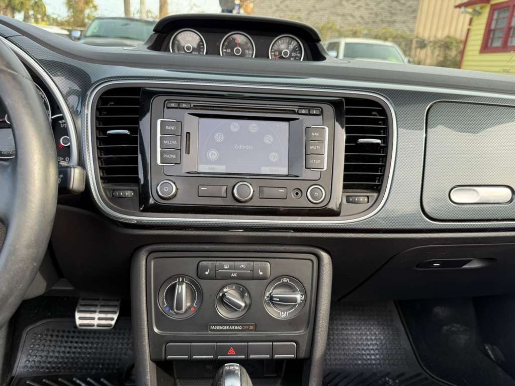 2013 Volkswagen Beetle Image 15