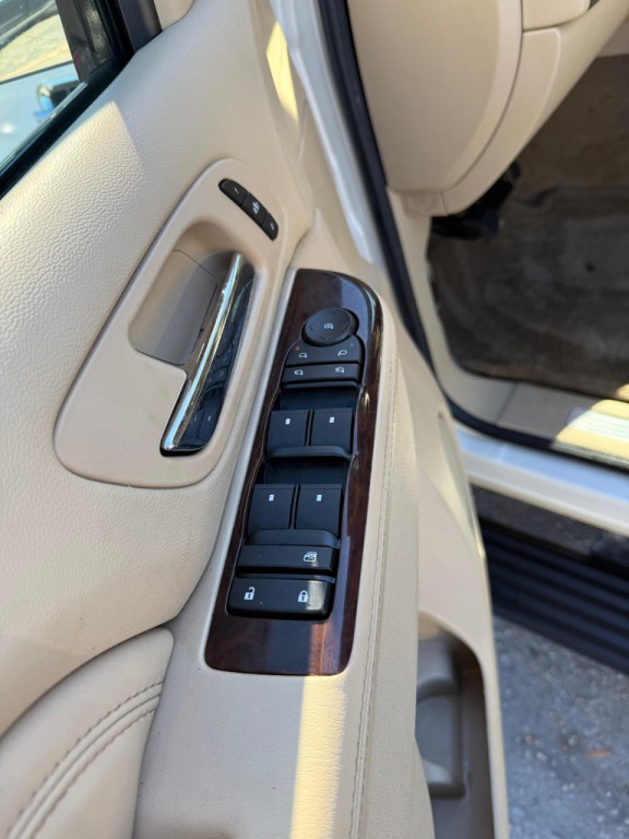 2010 Cadillac Escalade Image 14