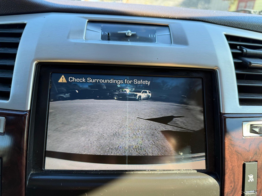 2010 Cadillac Escalade Image 17