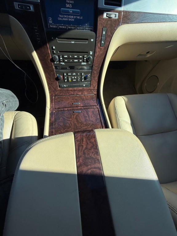 2010 Cadillac Escalade Image 18