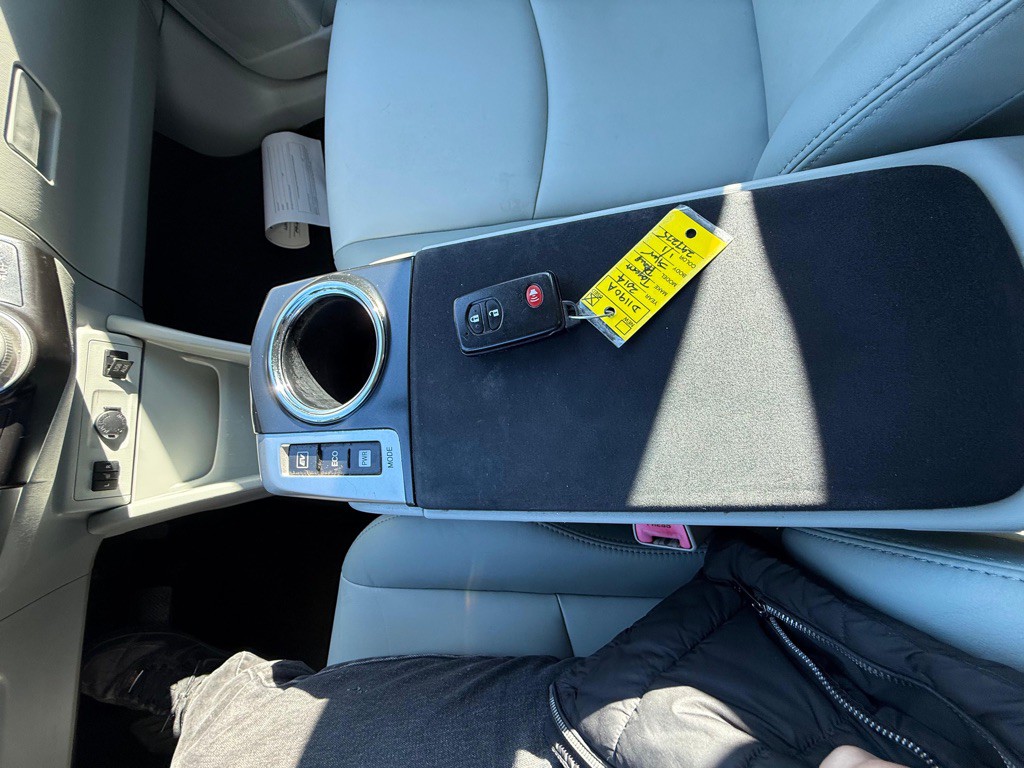 2014 Toyota Prius Image 15