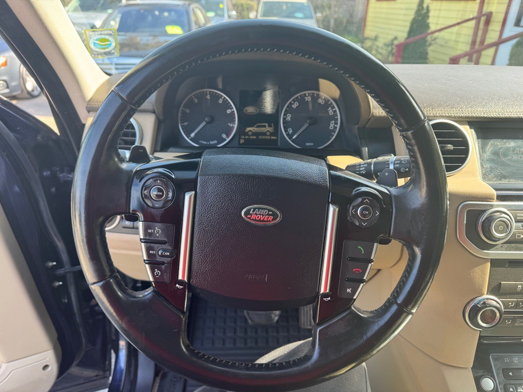 2016 Land Rover LR4 Image 11