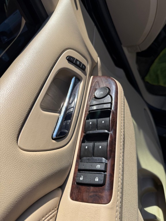 2010 Cadillac Escalade Image 11