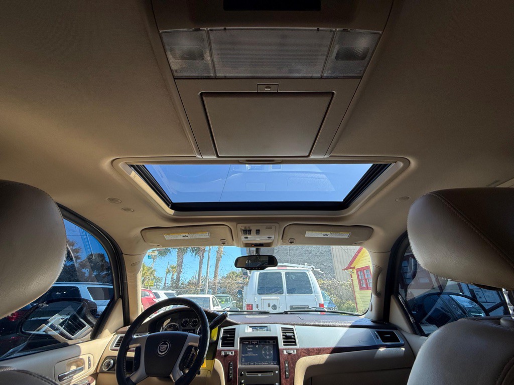 2010 Cadillac Escalade Image 23