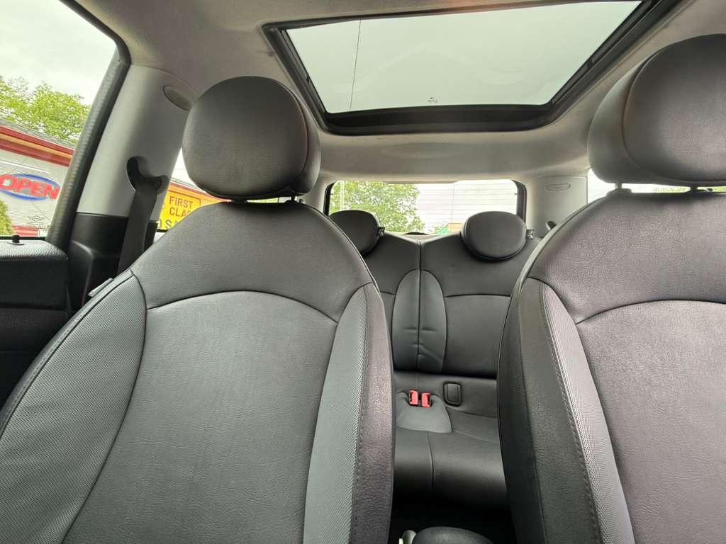 2009 MINI Cooper Image 14