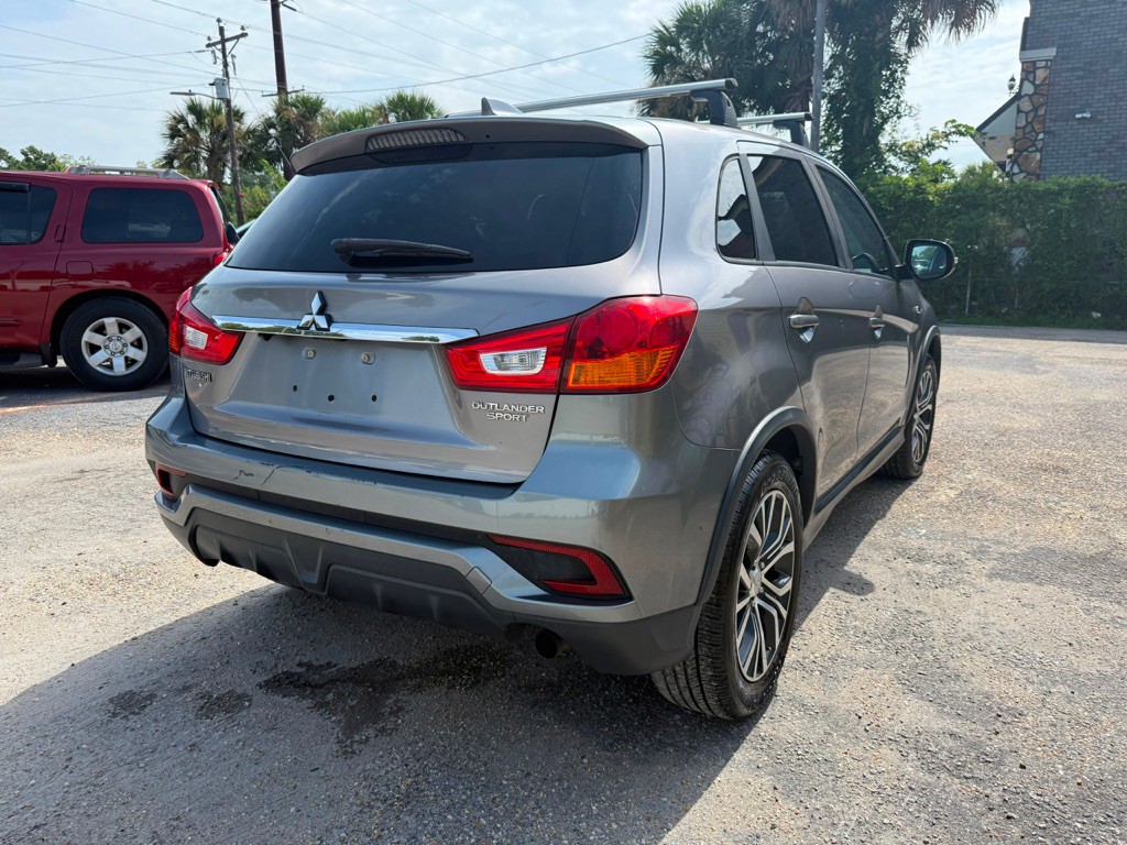 2018 Mitsubishi Outlander Image 4