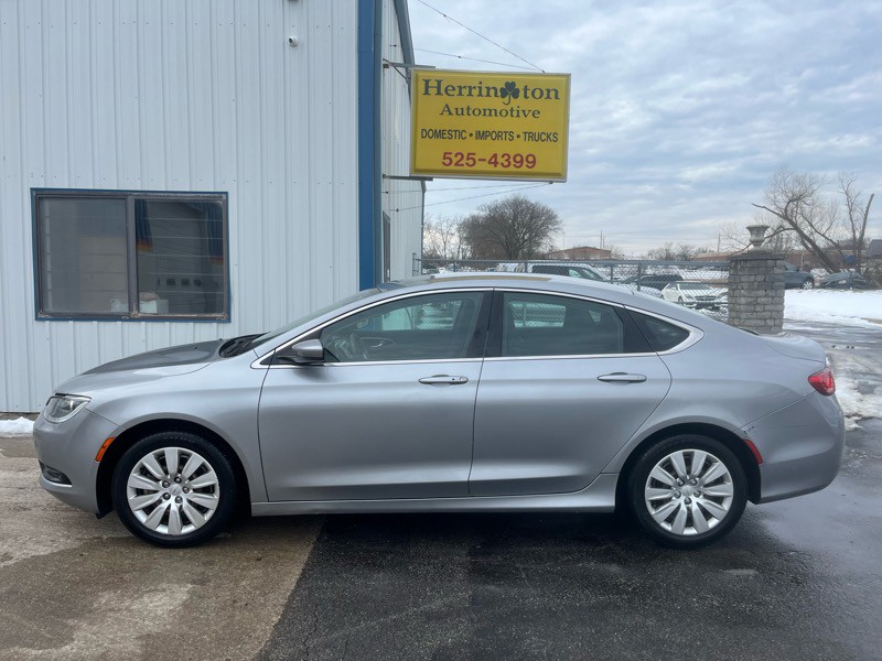 2016 Chrysler 200 Image 1