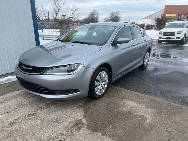 2016 Chrysler 200 Image 2