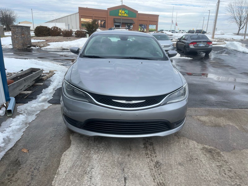 2016 Chrysler 200 Image 3