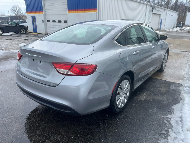 2016 Chrysler 200 Image 5