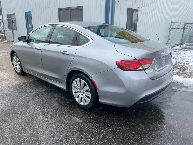 2016 Chrysler 200 Image 7