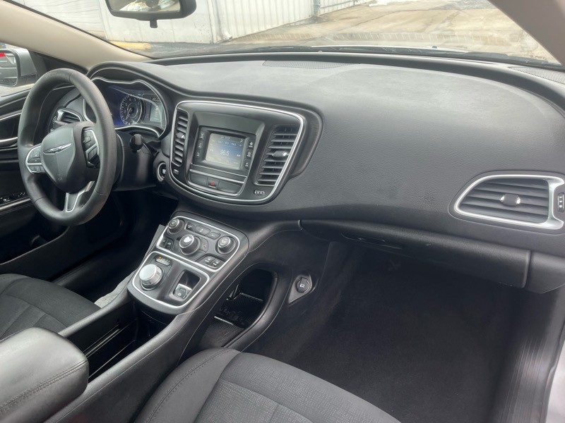 2016 Chrysler 200 Image 8