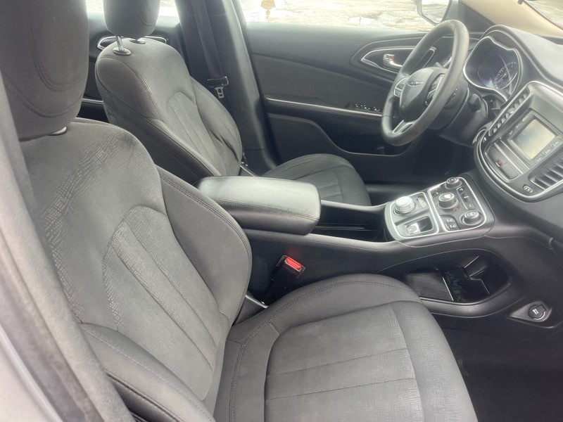 2016 Chrysler 200 Image 9