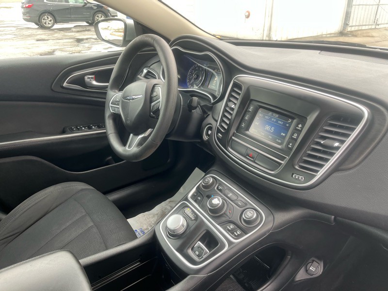 2016 Chrysler 200 Image 10
