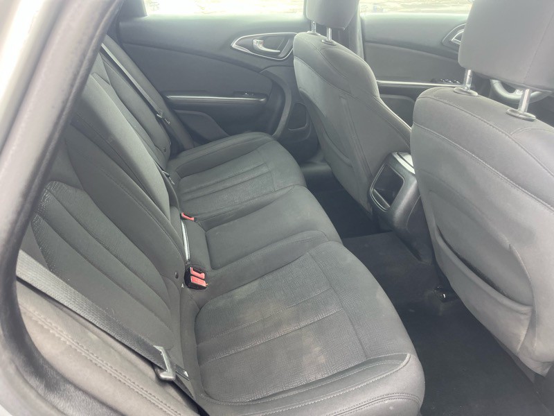 2016 Chrysler 200 Image 11