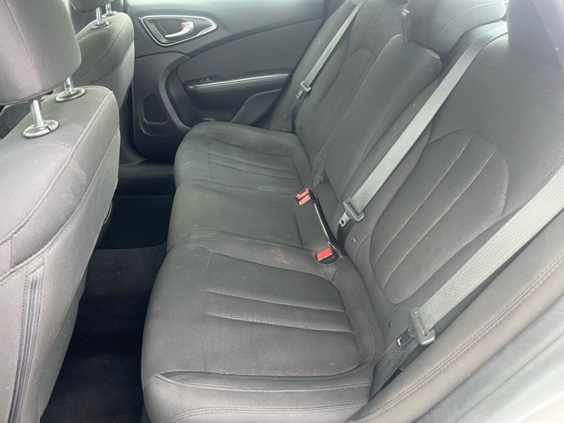 2016 Chrysler 200 Image 12