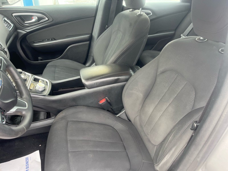 2016 Chrysler 200 Image 14