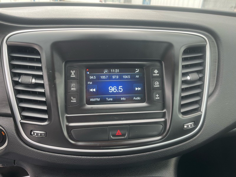 2016 Chrysler 200 Image 15
