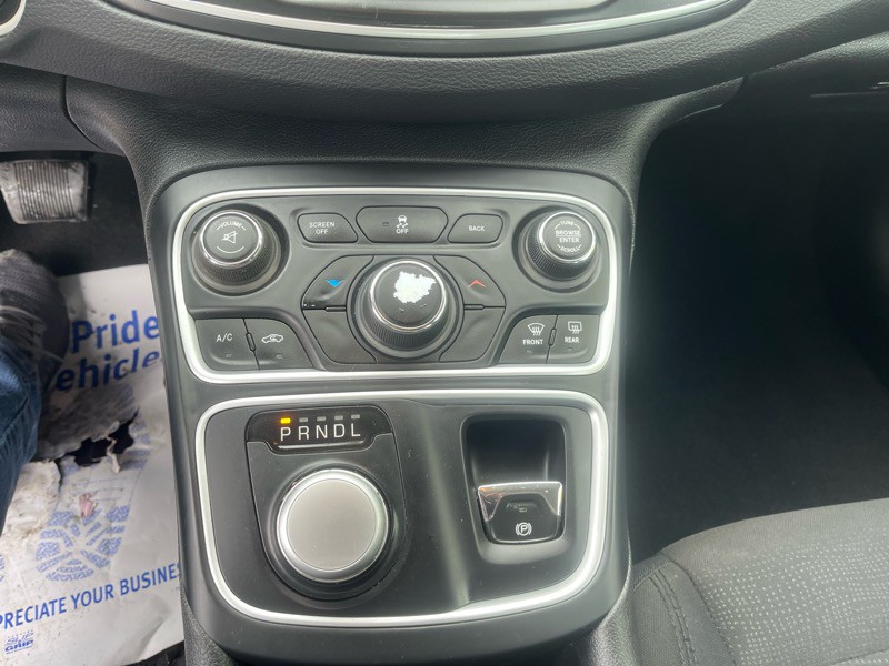 2016 Chrysler 200 Image 16