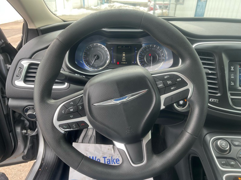 2016 Chrysler 200 Image 18