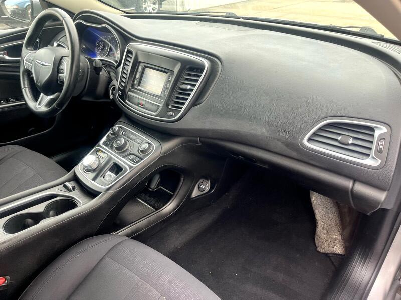 2015 Chrysler 200 Image 8